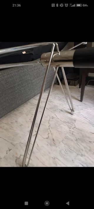 Mesa de cristal y metal