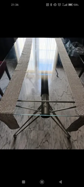 Mesa de cristal y metal