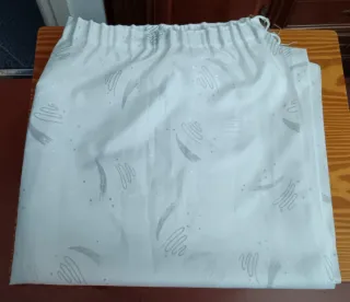 Cortina de baño gris y blanca con anillas