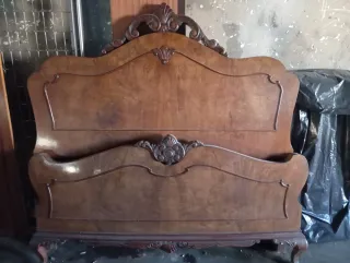 Cama antigua de madera para restaurar
