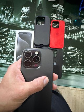iPhone 15 Pro + 3 Fundas (Negro, Azul, Rojo)