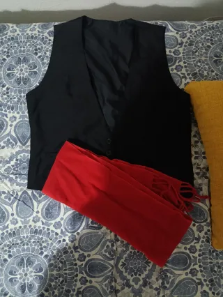 Chaleco huertano y fajín rojo