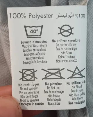 Cortina de baño gris con ganchos. Incluye barra.