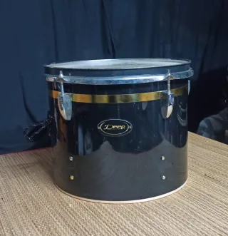 Bombo Deep negro con banda dorada