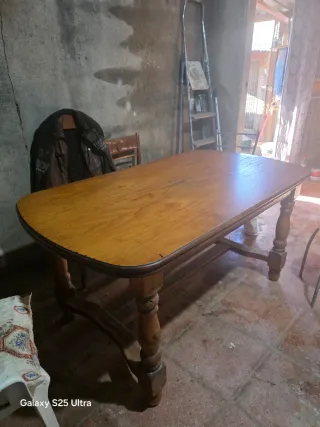 Mesa de madera maciza grande con alas extensibles.