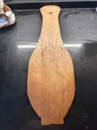 Pieza de artesanía peruana tallada en madera