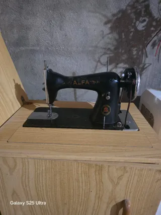 Máquina de coser Alfa antigua