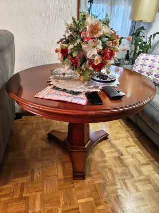 Mesa redonda de madera y cristal