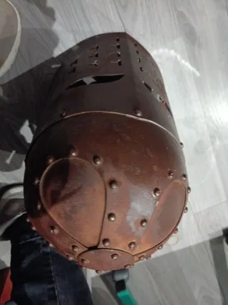 Casco medieval de metal