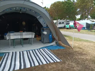 Tienda de campaña hinchable.