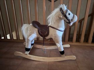 Caballo balancín peluche