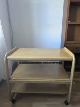 Mesa auxiliar de madera con ruedas