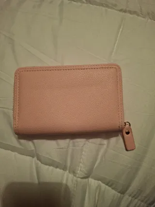 Cartera rosa con detalle dorado