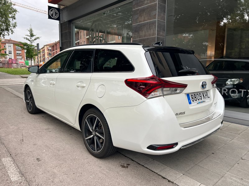 Toyota Auris Hybrid Touring Sports 2018 foto 2