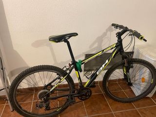 Bicicleta BH negra y amarilla