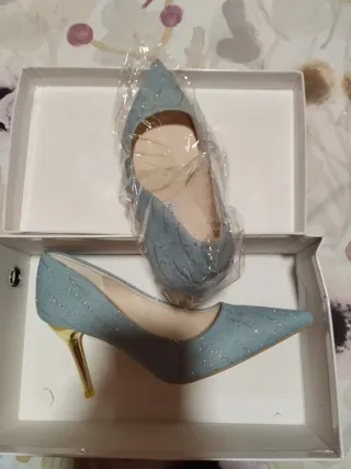 Tacón elegante celeste con detalles dorados