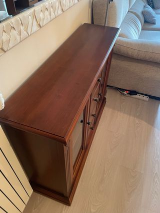 Aparador de madera con puertas de cristal