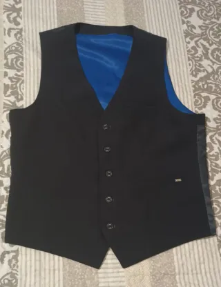 Traje de chaqueta negro de tres piezas con forro a