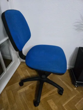 Silla de oficina azul y negra