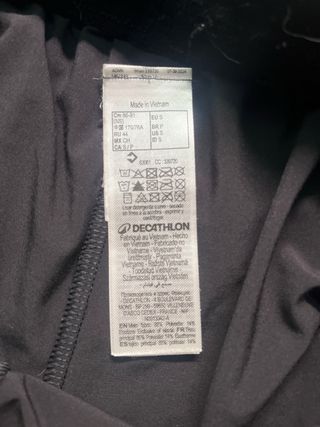 Pantalón deportivo Decathlon y bañador McKenzie