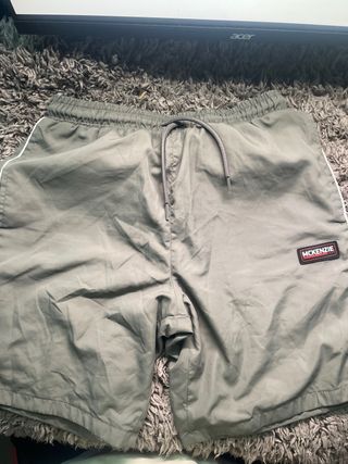 Pantalón deportivo Decathlon y bañador McKenzie