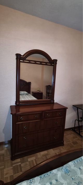 Tocador de madera con espejo