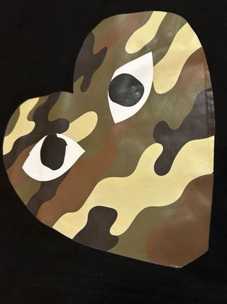 Camiseta Comme des Garçons PLAY Corazón Camuflaje