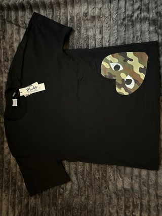 Camiseta Comme des Garçons PLAY Corazón Camuflaje