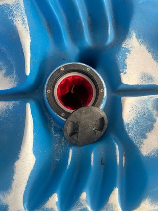 Kayak rigido blu con pagaia