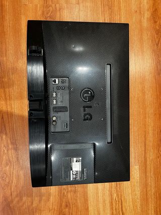 LG TV Negra con Mando y Cargador