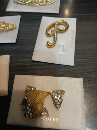 Lote de broches dorados