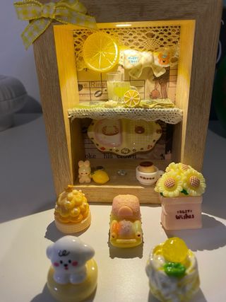 Cornici decorative con figure e luci, fatte a mano