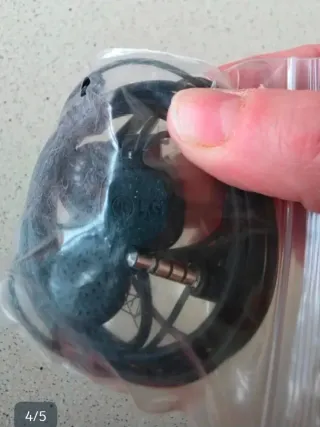 Auriculares LG Negros y Blancos