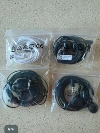 Auriculares LG Negros y Blancos