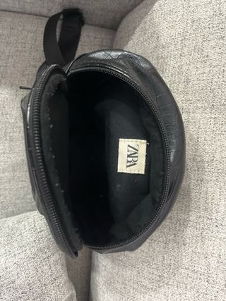 Mochila negra pequeña efecto piel