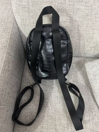 Mochila negra pequeña efecto piel