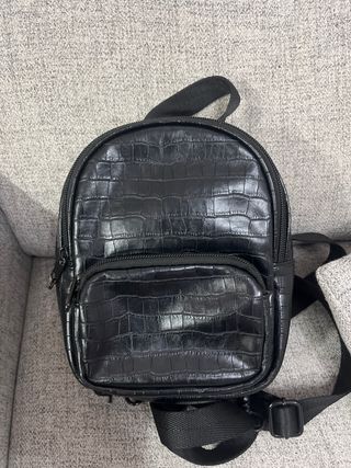 Mochila negra pequeña efecto piel
