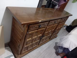 Mueble de madera con cajones y puertas