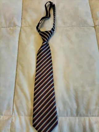 Corbata niño rayas azul,rojo y blanco !Cómo nueva!