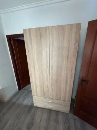 Armario de madera con 3 puertas y cajones