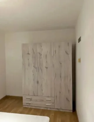 Armario de madera con 3 puertas y cajones