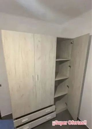 Armario de madera con 3 puertas y cajones