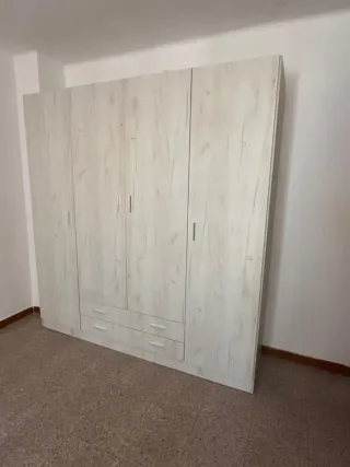 Armario de madera con 3 puertas y cajones