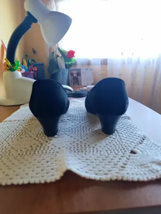 Zapatos negros con detalle dorado