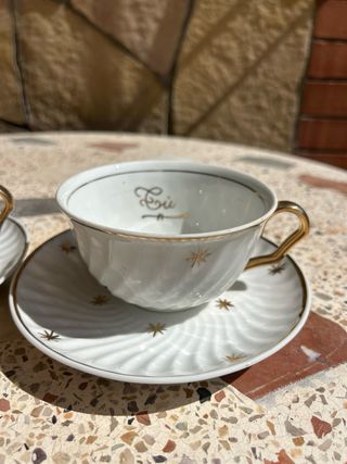 Coppia di tazze da caffè con piatti vintage