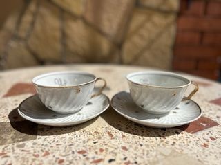 Coppia di tazze da caffè con piatti vintage