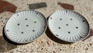 Coppia di tazze da caffè con piatti vintage