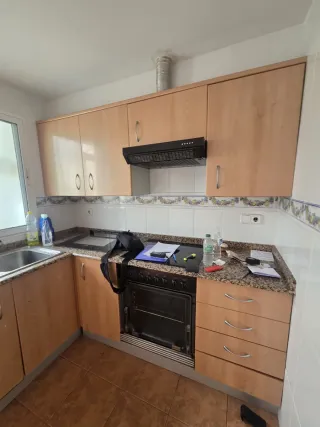 Muebles de cocina, la encimera es de granito, y en