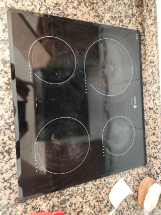 Muebles de cocina, la encimera es de granito, y en