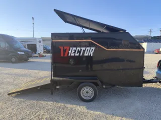 Remolque negro con rampa